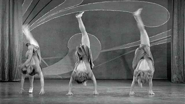 20世纪30年代的黑白中镜头三个女人表演同步翻转一遍又一遍视频素材