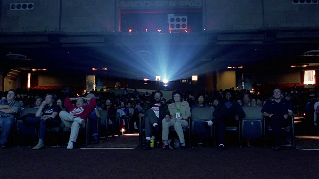 1991年，洛杉矶，人们坐在电影院看电影视频下载