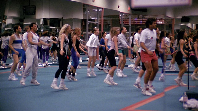 20世纪80年代中镜头缩小了在有氧运动课上锻炼的男女视频下载