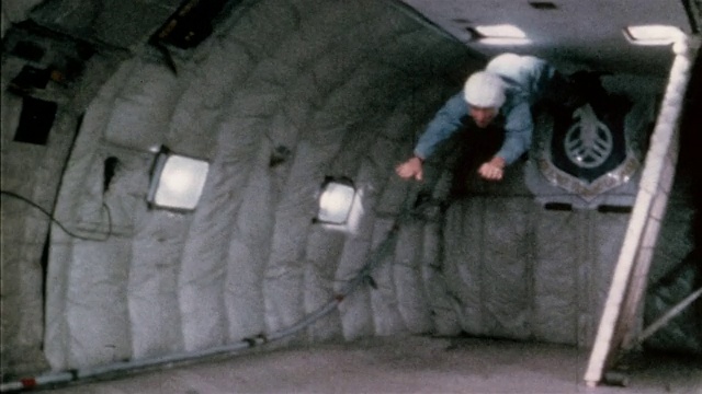 1965年，宽镜头微笑宇航员漂浮在失重状态视频下载