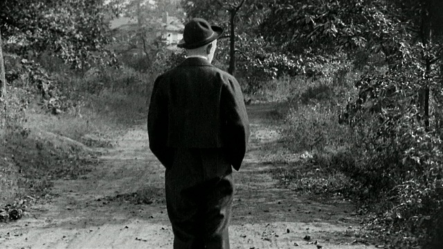 1917年的《黑与白》中镜头拍摄了拉里·西蒙一边走一边翻他的空口袋视频下载