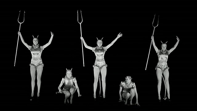 1945年宽射五个魔鬼女人拿着干草叉跳上跳下视频素材
