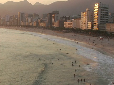 WS, HA，伊帕内玛海滩日落，里约热内卢de Janeiro，巴西视频素材