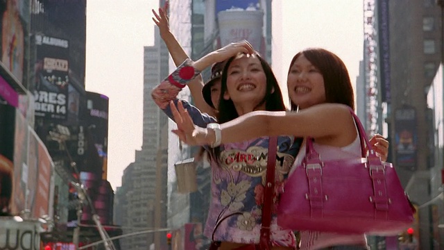 Medium拍摄了三名在纽约时代广场打车的女性视频素材