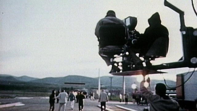 1960年代低角度中景导演在吊车上拍摄电影/加州洛杉矶视频下载