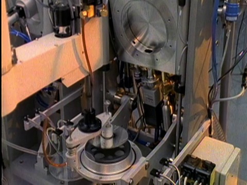 20世纪80年代，高角度近距离机器人在工厂制造光盘视频素材