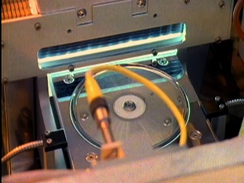 20世纪80年代的高角度中拍摄机器人制造光盘工厂视频素材