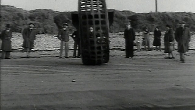 1932年，黑白宽镜头发明家，J. A. Purves博士，英格兰陶顿，驾驶王朝球单轮车辆在海滩/韦斯顿滨海，英格兰视频下载