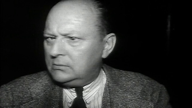 20世纪30年代的黑白特写，斗鸡眼，光头，双下巴，来回摇头/看着CAM视频素材