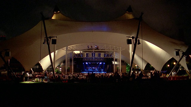 长镜头灯光秀内港在雾夜/在圆形剧场/巴尔的摩的天篷下的pan音乐会视频下载