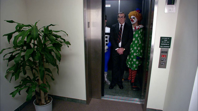 (广角镜头)商人等电梯/与小丑和超级英雄一起进入电梯/洛杉矶视频素材