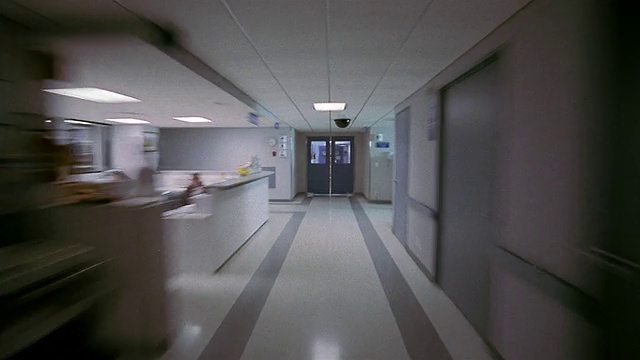 广角镜头拍摄快速移动医院大厅通过门护士与新生双胞胎在婴儿床/墨西哥城视频素材
