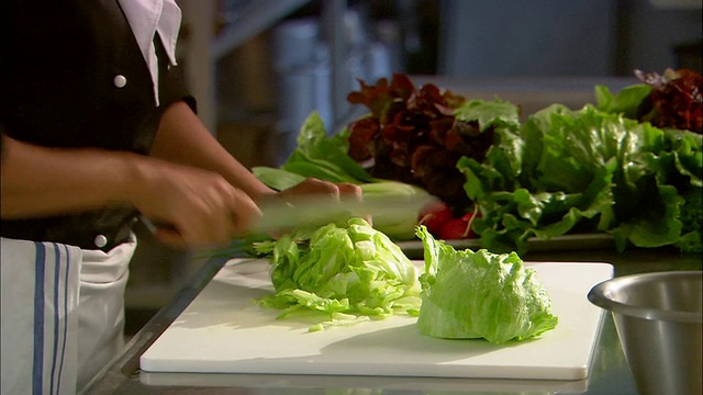 新西兰奥克兰，厨师在切菜板上切生菜视频素材