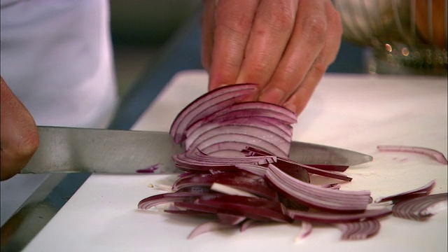 在新西兰奥克兰，红洋葱被切成薄片，放入碗中视频下载