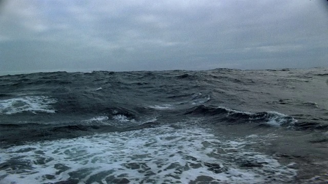 宽拍摄船的观点，波涛汹涌的海面上阴天/北极视频素材