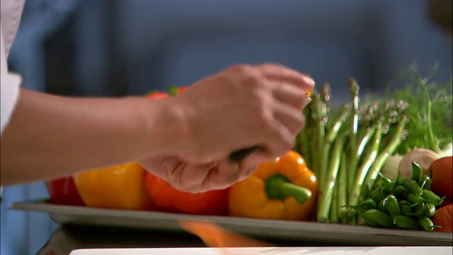 在新西兰奥克兰，近手削胡萝卜/新鲜蔬菜盘视频素材