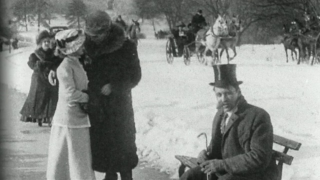 1909年，黑白长镜头男子观看情侣在中央公园散步/冬季/《政客的爱情故事》/纽约视频下载