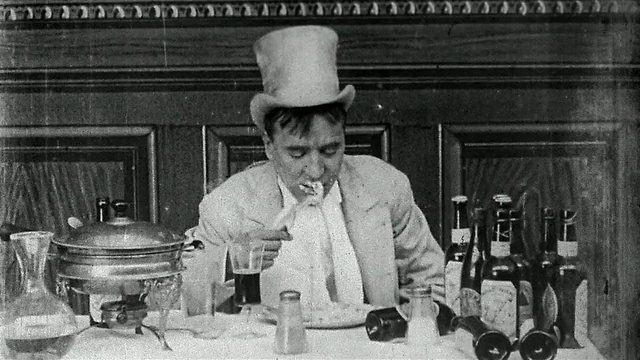 1906年，黑白中枪男子(杰克·布朗)吃威尔士兔肉/做“吐痰”/“梦见兔肉恶魔”视频下载
