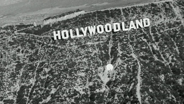 1930年黑白鸟瞰图“好莱坞林地”标志/洛杉矶，加利福尼亚视频下载