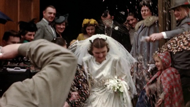 20世纪40年代，婚礼上的宾客往新娘和新郎身上撒大米视频下载