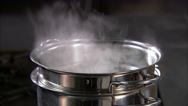 靠近蒸汽从双层锅炉升起/厨师把意大利面从锅里提出来，测试其牢度/奥克兰视频下载