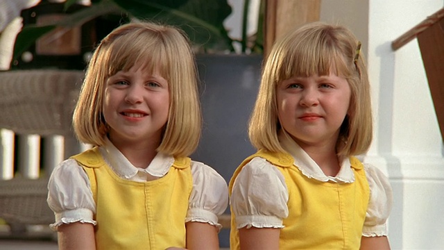 双胞胎女孩的特写/在CAM微笑和互相搂着胳膊/迈阿密，佛罗里达视频素材