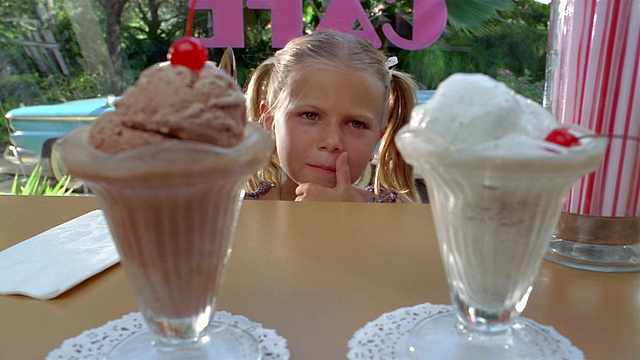 近距离的女孩正在吃冰淇淋/品尝两个圣代/迈阿密，佛罗里达视频下载
