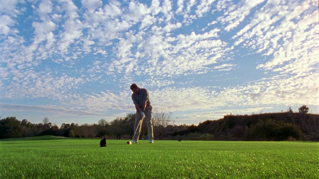 低角度远射男子在黑钻牧场高尔夫球场开球，佛罗里达勒坎托视频素材