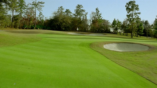 空中飞过黑钻牧场高尔夫球场的球道，经过沙坑到达绿/勒坎托，佛罗里达视频素材