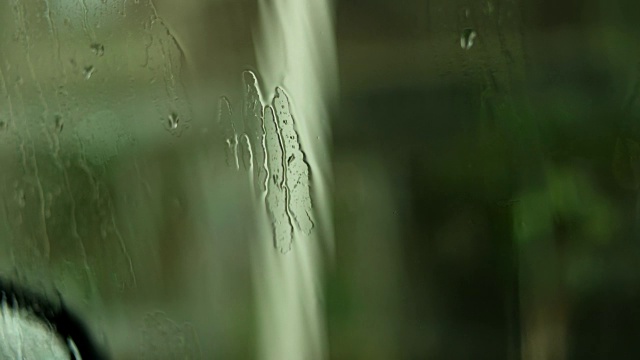 特写的水滴在玻璃表面视频下载