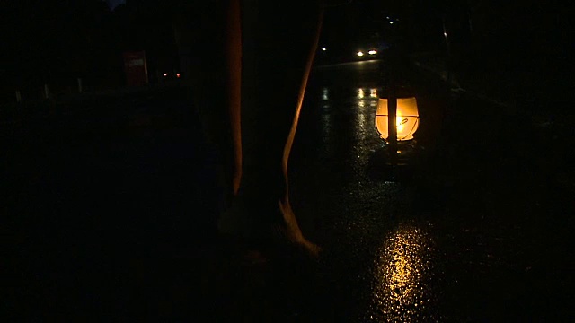 在南非开普敦，灯光照亮了道路，CU跟踪离开摄像机的脚视频下载