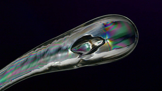 背景为黑色的玻璃“Rupert's Drop”的特写镜头。视频下载