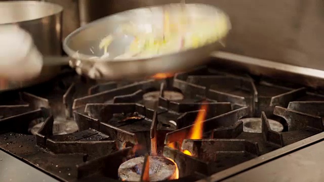 火焰厨师潘西尔斯蔬菜视频素材