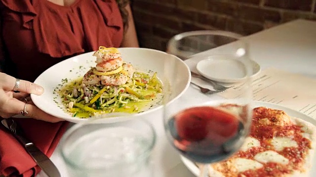 意大利海鲜菜肴在餐厅供应视频素材