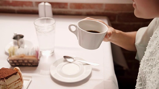 女人用咖啡杯喝水视频素材