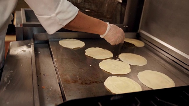 厨师烹饪法式薄饼视频素材