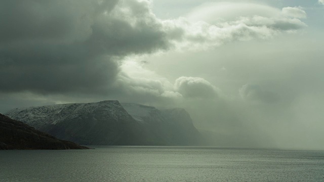 加拿大北部岛屿的海岸线被雾遮住视频下载