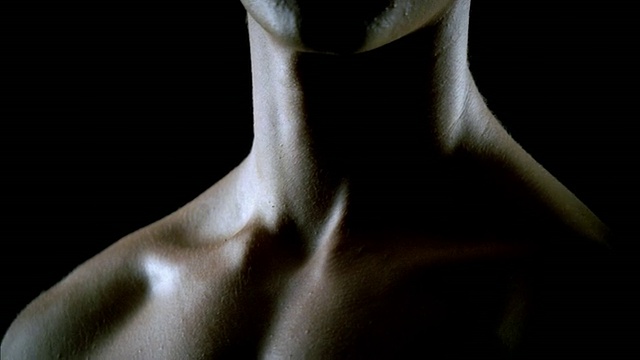 纽约，纽约，黑色背景下，肌肉发达的男子的腹部肌肉和胸部视频下载