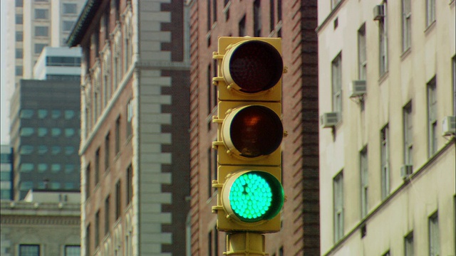 交通信号灯由红变绿/美国纽约曼哈顿视频下载