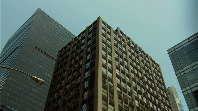 LA WS在城市/曼哈顿，美国纽约，有许多窗户的高层办公大楼视频下载