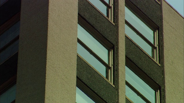 LA CU ZO WS在城市/曼哈顿，美国纽约，有许多窗户的高层办公大楼视频下载