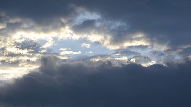 阳光透过云层的低角度视图视频下载
