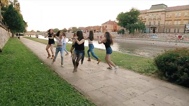 河边的舞蹈表演视频素材