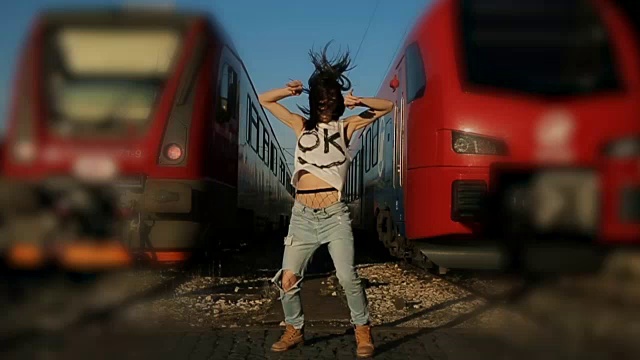在火车前跳自由舞视频素材