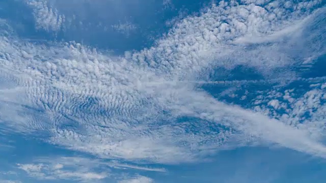 4K时间流逝的云移动在蓝天，镜头视频视频下载
