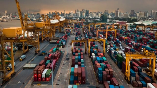 鸟瞰图工业港口与集装箱，时间流逝视频素材