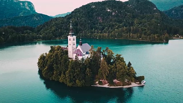 用4k直升机拍摄斯洛文尼亚流血的湖视频下载