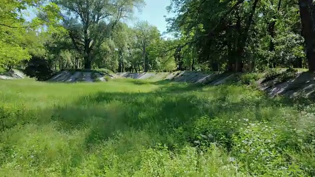 飞过废弃的公园。空中射击视频下载