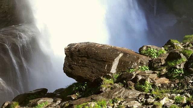 瀑布与岩石上的水花视频下载
