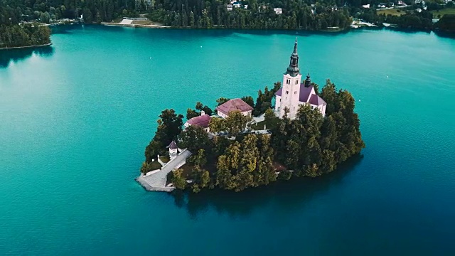 用4k直升机拍摄斯洛文尼亚流血的湖视频下载